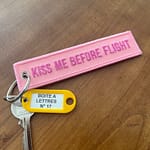 Boutique de porte-clé flamme rose Remove Before Flight