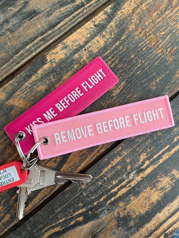 Porte clé rose remove before flight
